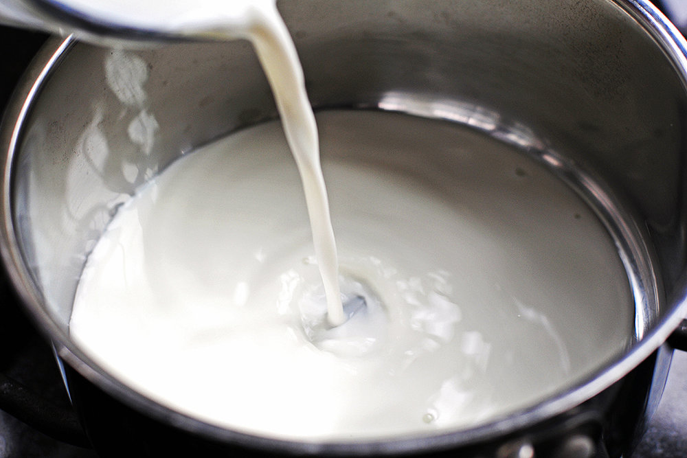 Кипящая смесь. Молоко в кастрюле. Наливаем молоко в кастрюлю. Кипяченое молоко. Выливаем молоко в кастрюлю.