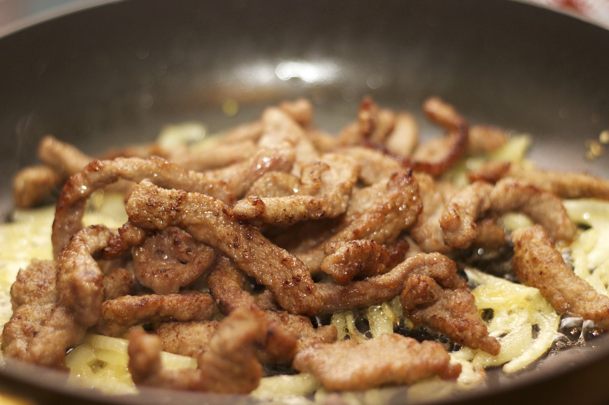 Бефстроганов из свинины в сметанном соусе на сковороде классический рецепт пошаговый рецепт с фото