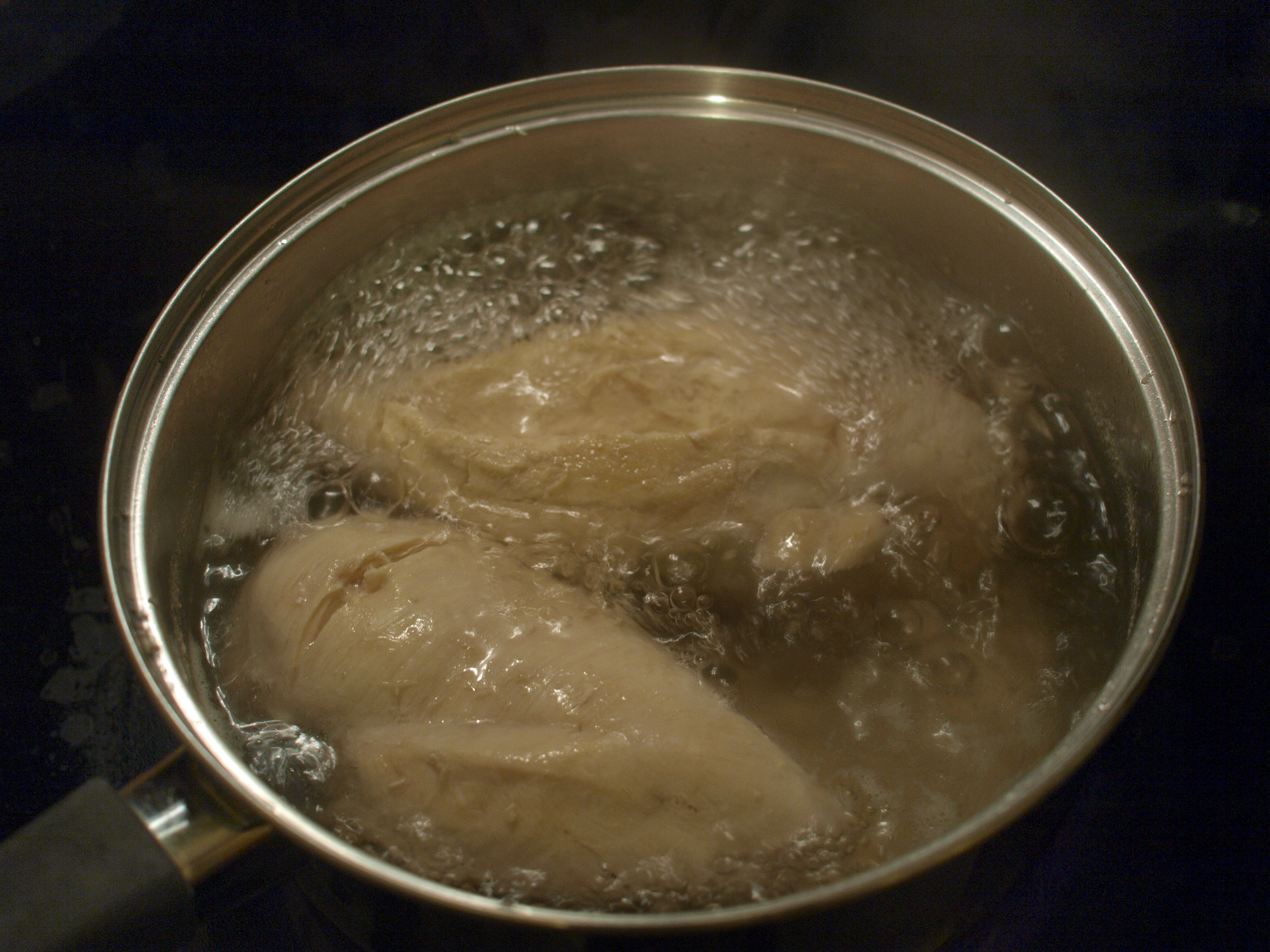 Варить курицу для супа после закипания. Курица в кастрюле. Куриное филе в кастрюле. Вареная курица в кастрюле. Отваривание филе курицы.