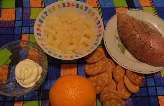 Канапе с ананасами, курицей и апельсинами