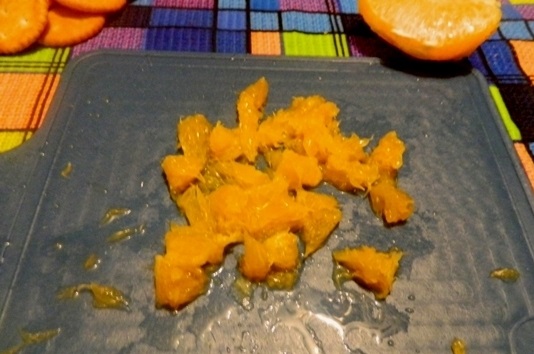 Канапе с ананасами, курицей и апельсинами