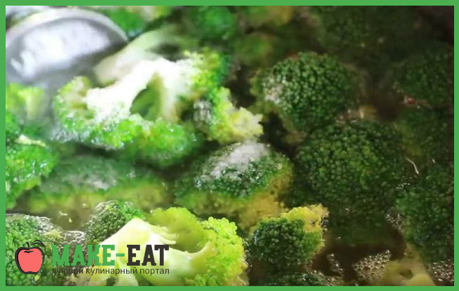 Разрежьте брокколи на небольшие соцветия или разморозьте готовый продукт