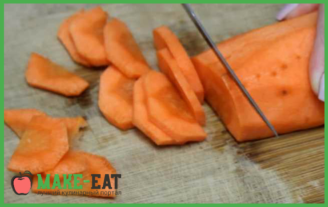 Промойте, почистите и порежьте морковку