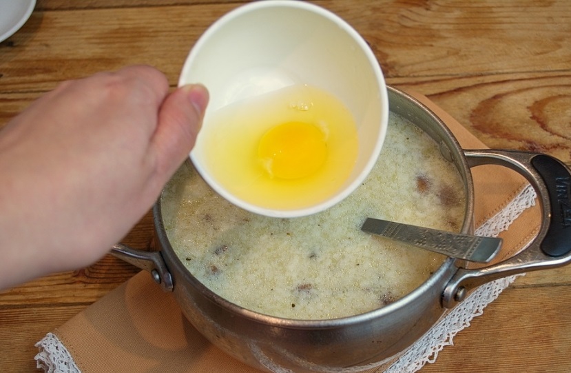 Суп кипит. Суп в который вливают яйцо. Бурлящий суп. Выкипевший суп. Как влить яйцо в суп.