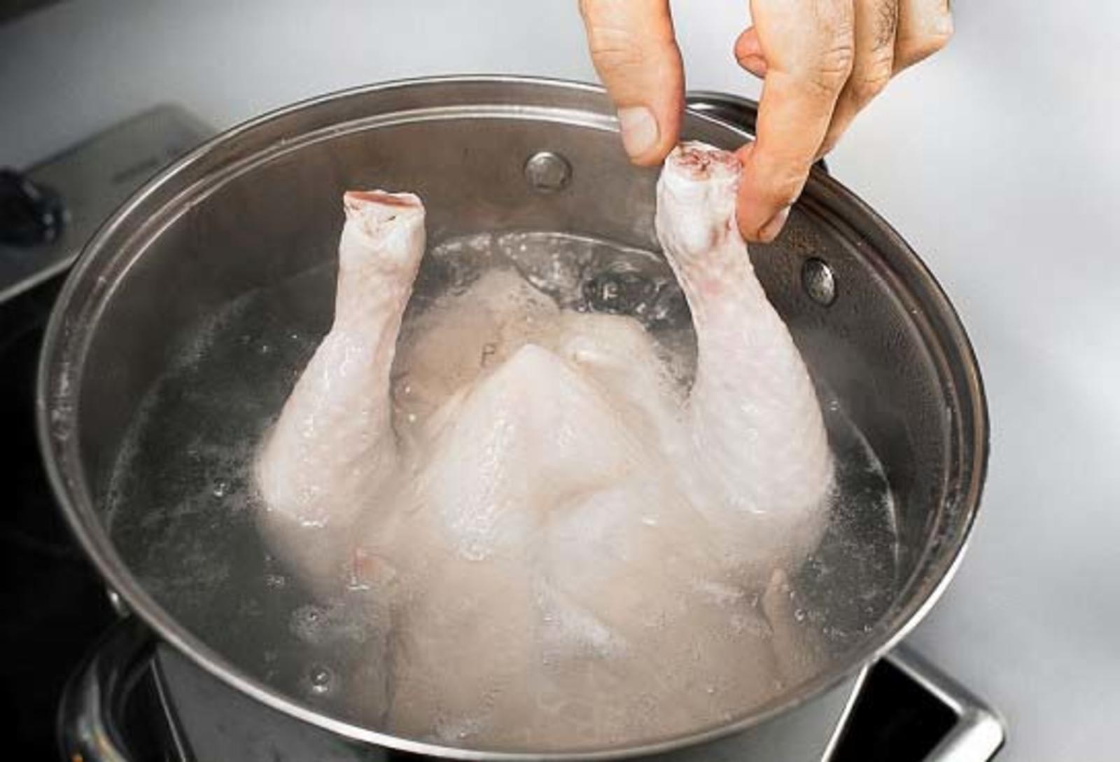 Опускать в кипящую воду. Курица варится. Курица в кастрюле. Варка курицы. Бульон с курицей.