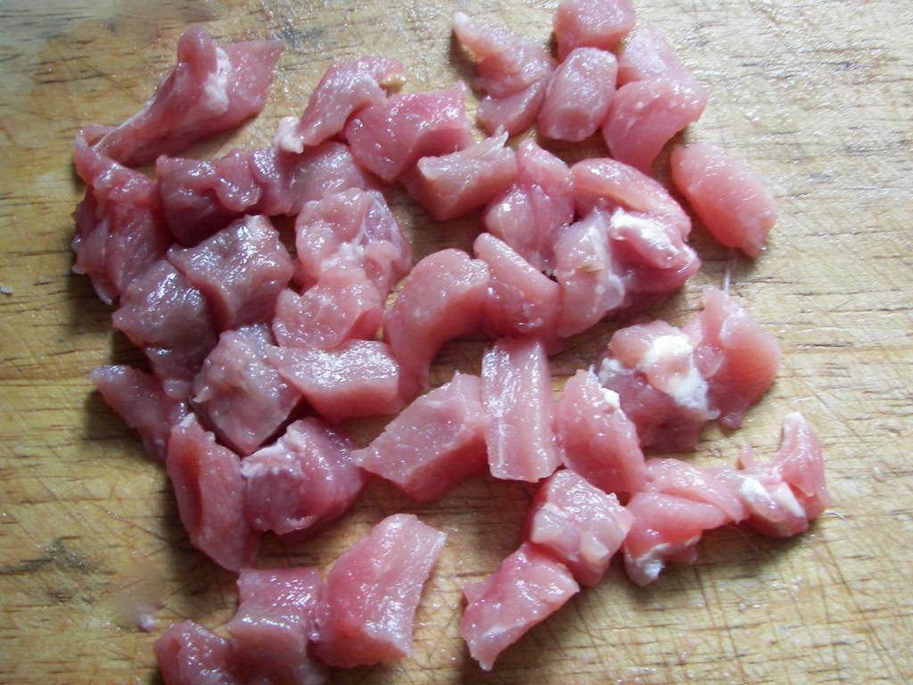 Маленькие кусочки мяса. Свинину порезать кусочками. Мысо нарезанно емаленькими ксочками. Свинина нарезанная ломтиками. Мясо порезанное кусочками.