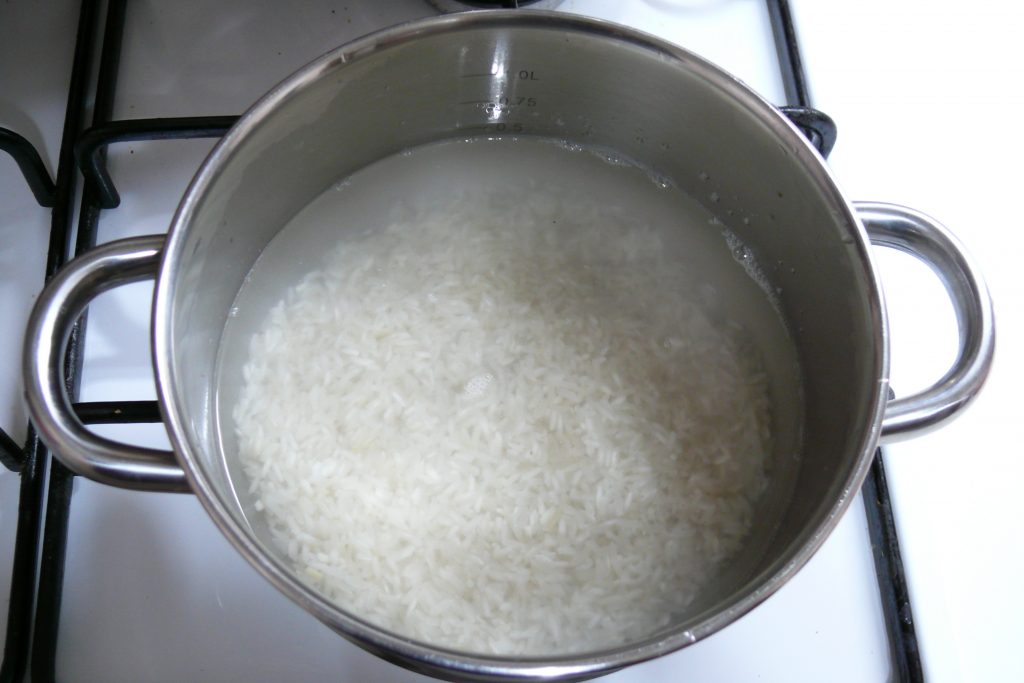 Жареный рис по-тайски с креветками