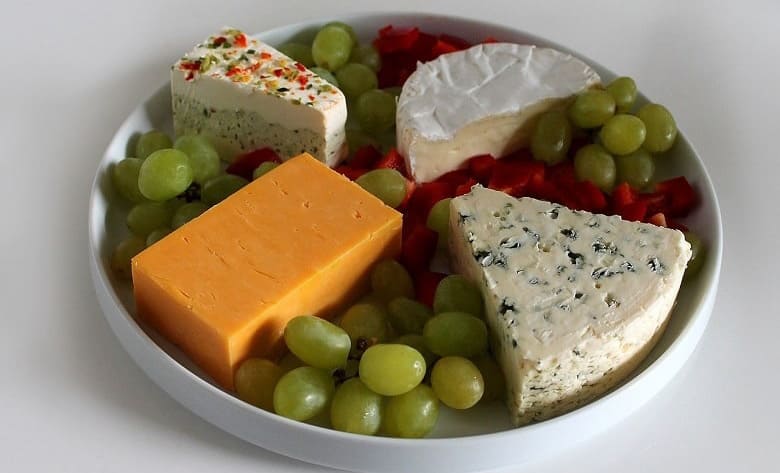 Сыр и ягоды