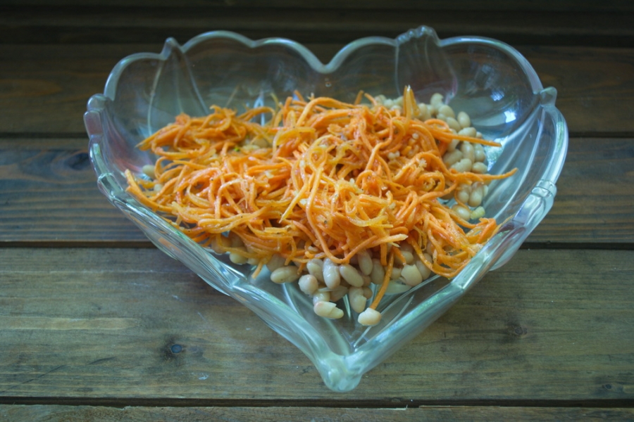 Салат с курицей, фасолью и корейской морковью