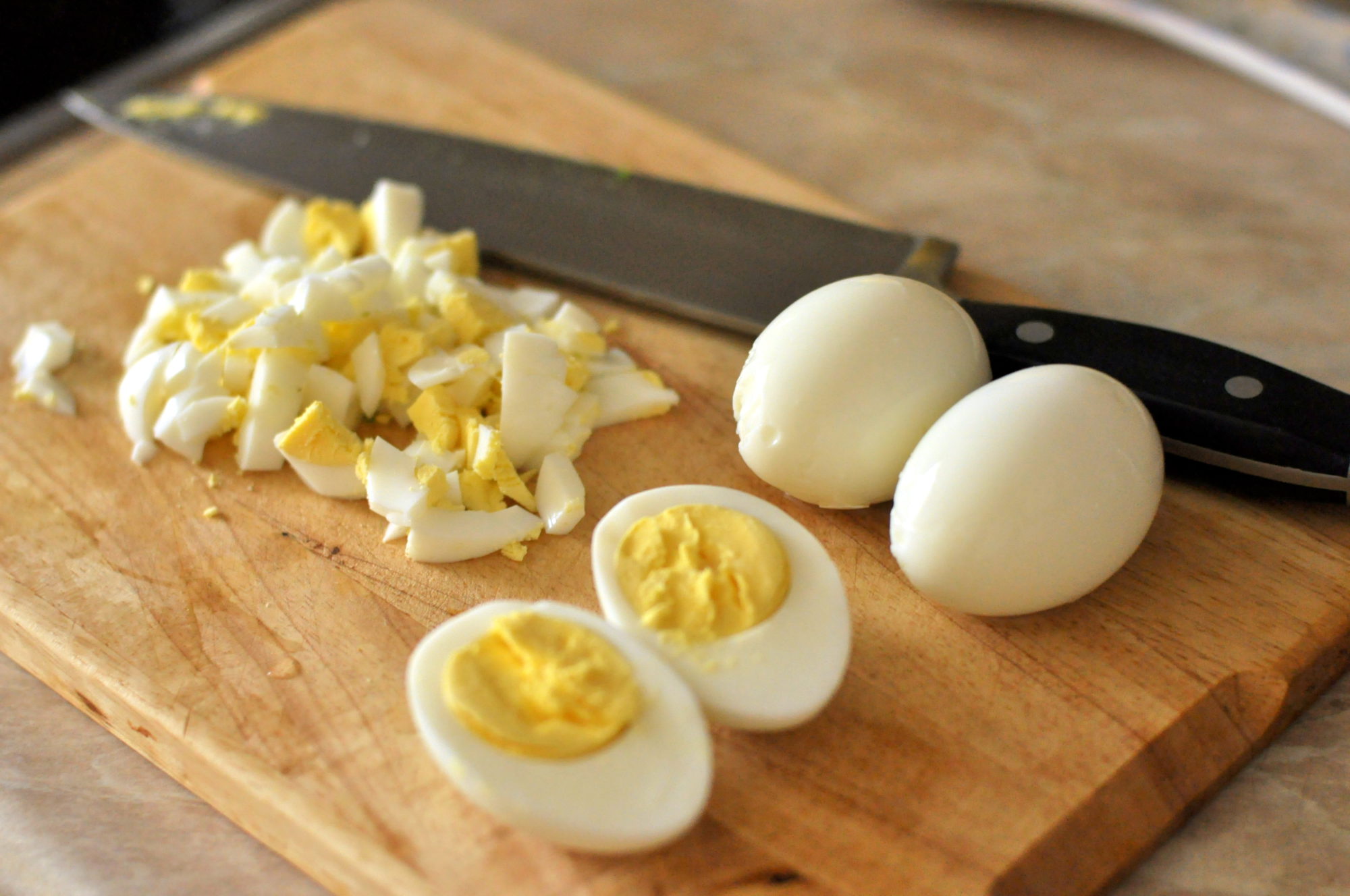 Отварной куриный белок. Вареные яйца. Отварные яйца. Нарезанные яйца.