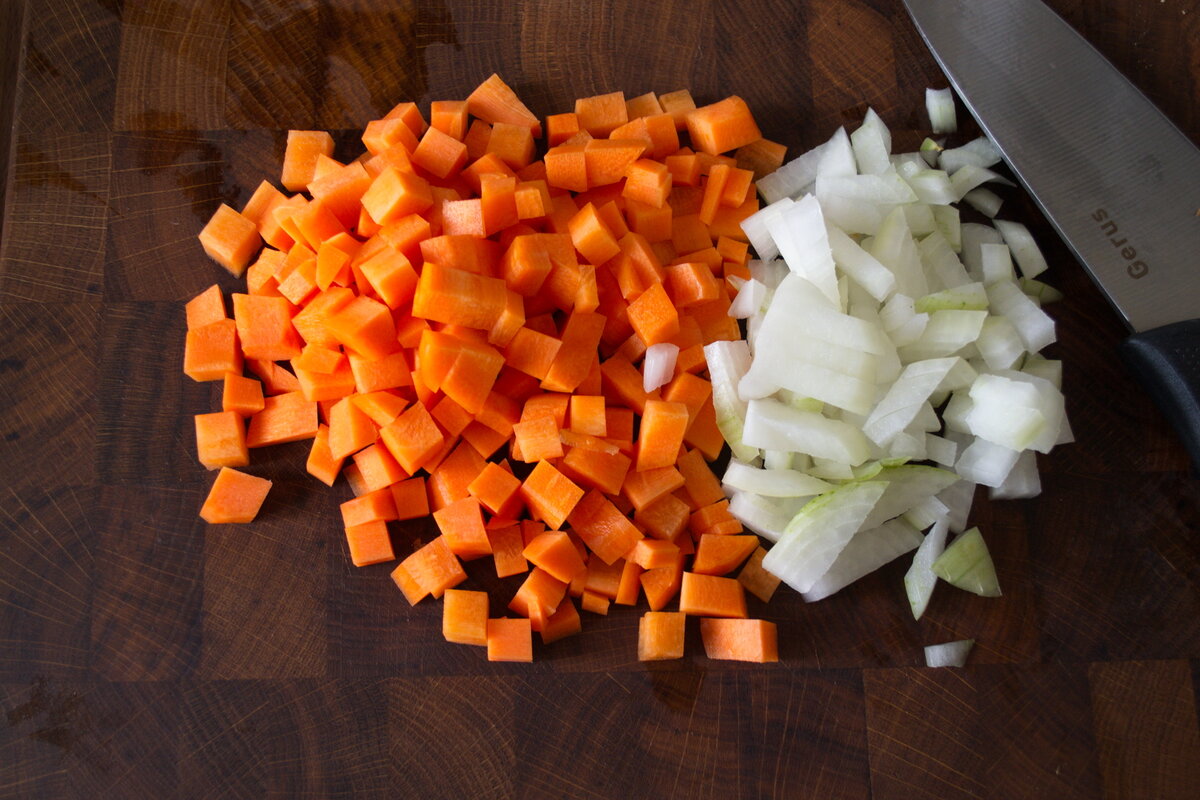 Нарезать квадратиками. Нарезка моркови кубиками. Кубики "овощи". Морковь нарезанная кубиками. Овощи нарезанные ломтиками.