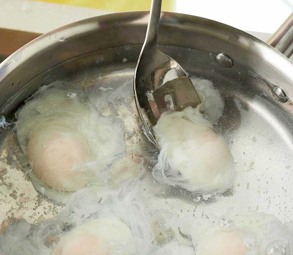 Яйца в кипящую или холодную. Яйца в кипящей воде. Разбить яйцо в кипящую воду. Разбитое яйцо в кипящую воду. Что если разбить яйцо в кипящую воду.