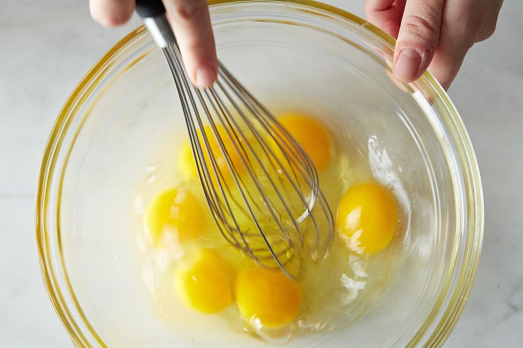 Надо ли добавлять в тесто яйца. Взбитые яйца. Взбивание яиц. Взбитые яйца в миске. Взбейте яйца.