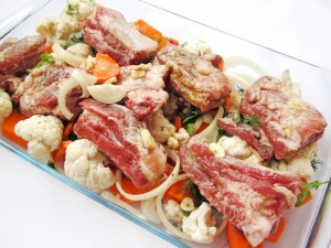 Свиные ребра с овощами в духовке