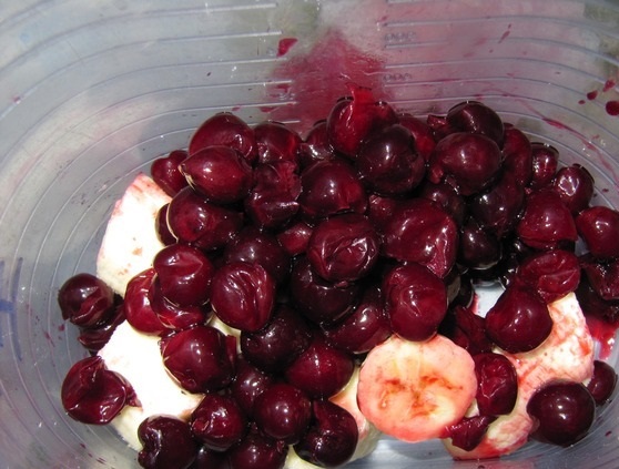 Вишнево-банановый коктейль с мороженым