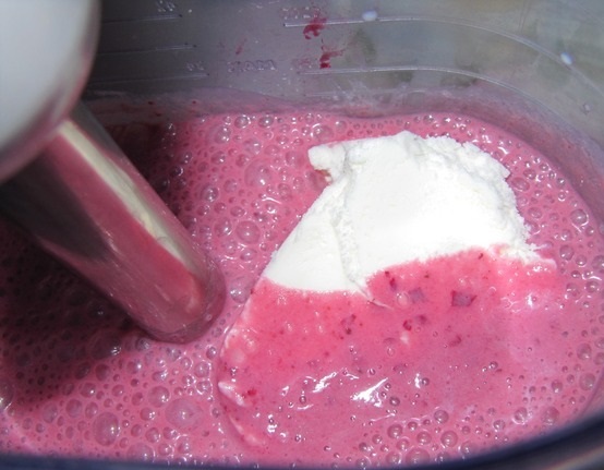 Вишнево-банановый коктейль с мороженым