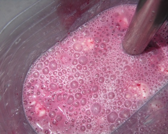 Вишнево-банановый коктейль с мороженым