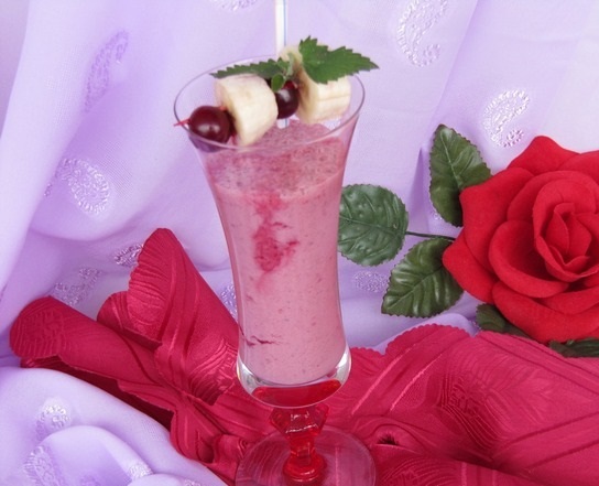 Вишнево-банановый коктейль с мороженым