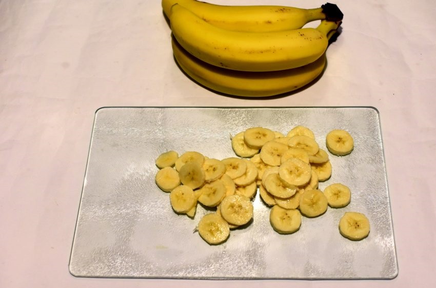 Банановый торт без выпечки с печеньем