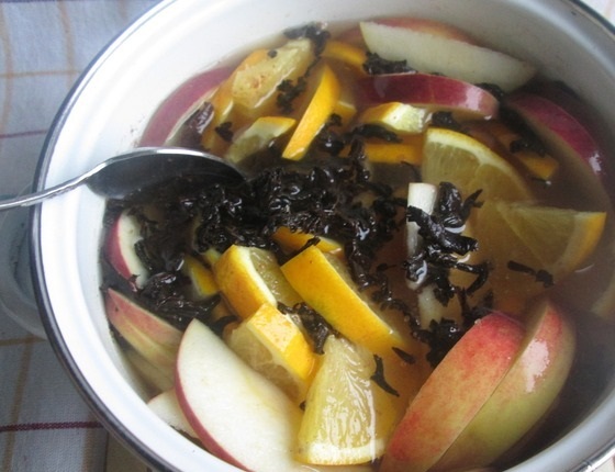 Чай с фруктами и корицей