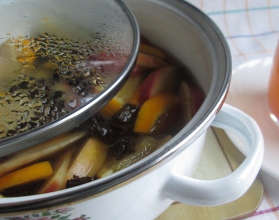 Чай с фруктами и корицей