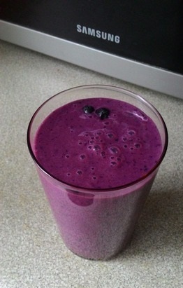 Черничный смузи с бананом