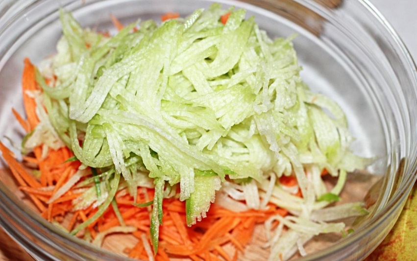 Салат из зеленой редьки и моркови