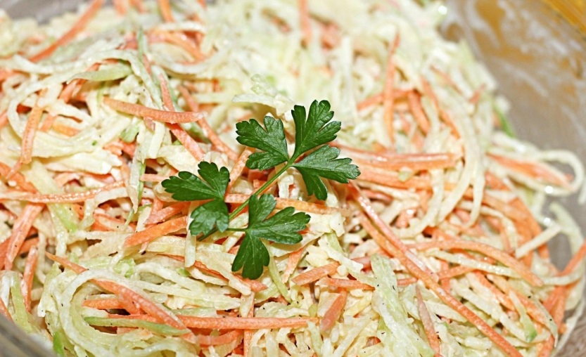 Салат из зеленой редьки и моркови