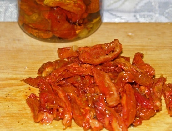 Салат с вялеными томатами и курицей