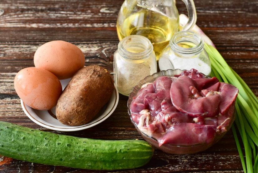 Диетический салат с куриной печенью