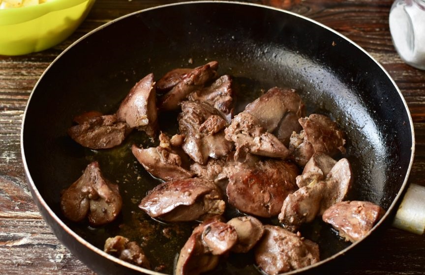 Диетический салат с куриной печенью