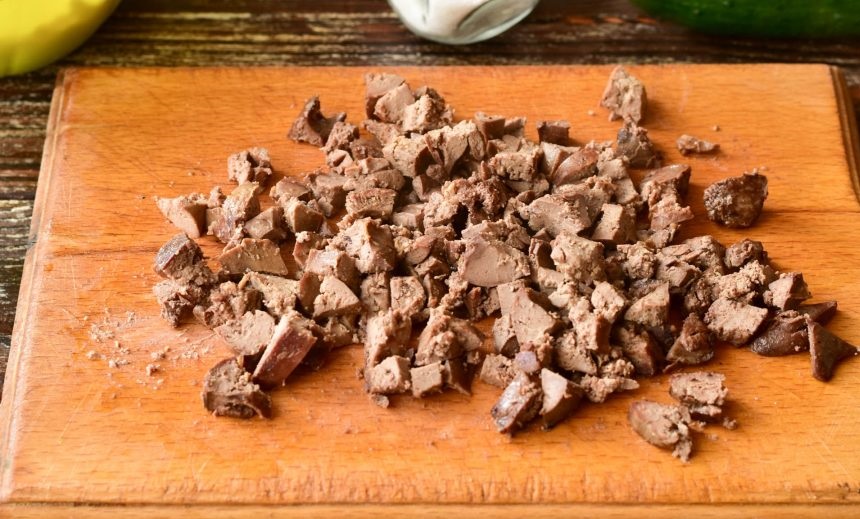 Диетический салат с куриной печенью