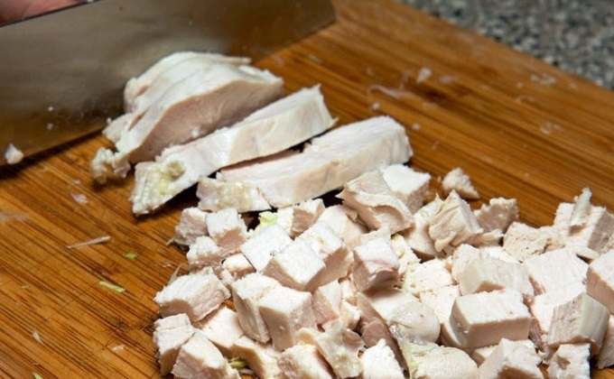 Салат с курицей фасолью и кукурузой
