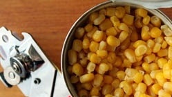Салат с курицей фасолью и кукурузой