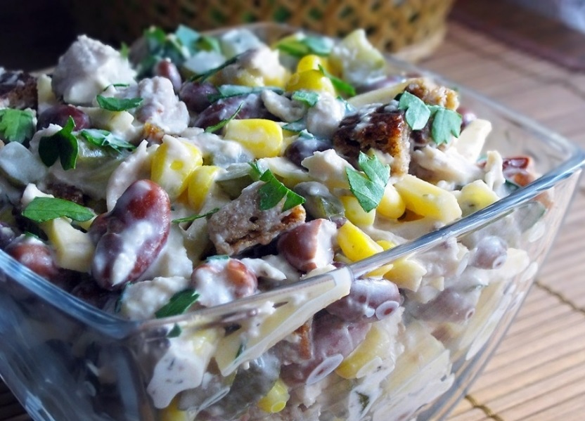 Салат с курицей фасолью и кукурузой