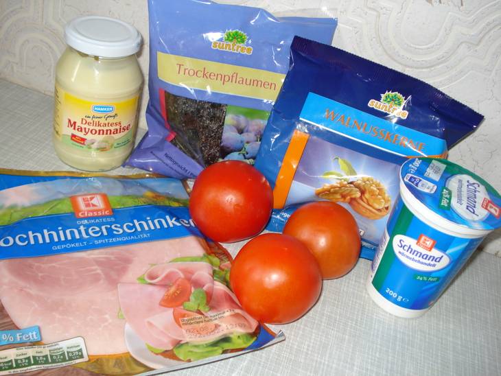 Салат с черносливом, грецким орехом и сметаной