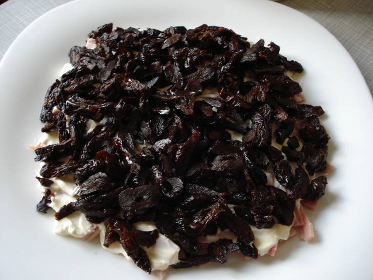 Салат с черносливом, грецким орехом и сметаной