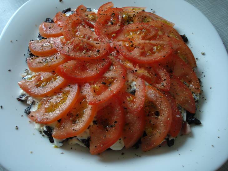 Салат с черносливом, грецким орехом и сметаной