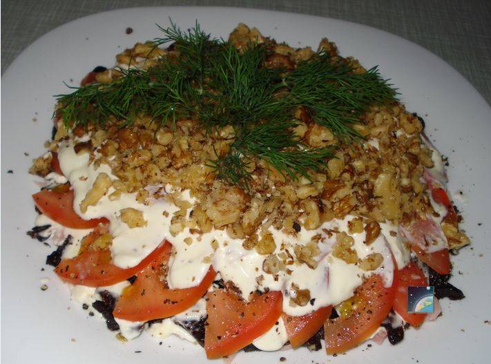 Салат с черносливом, грецким орехом и сметаной