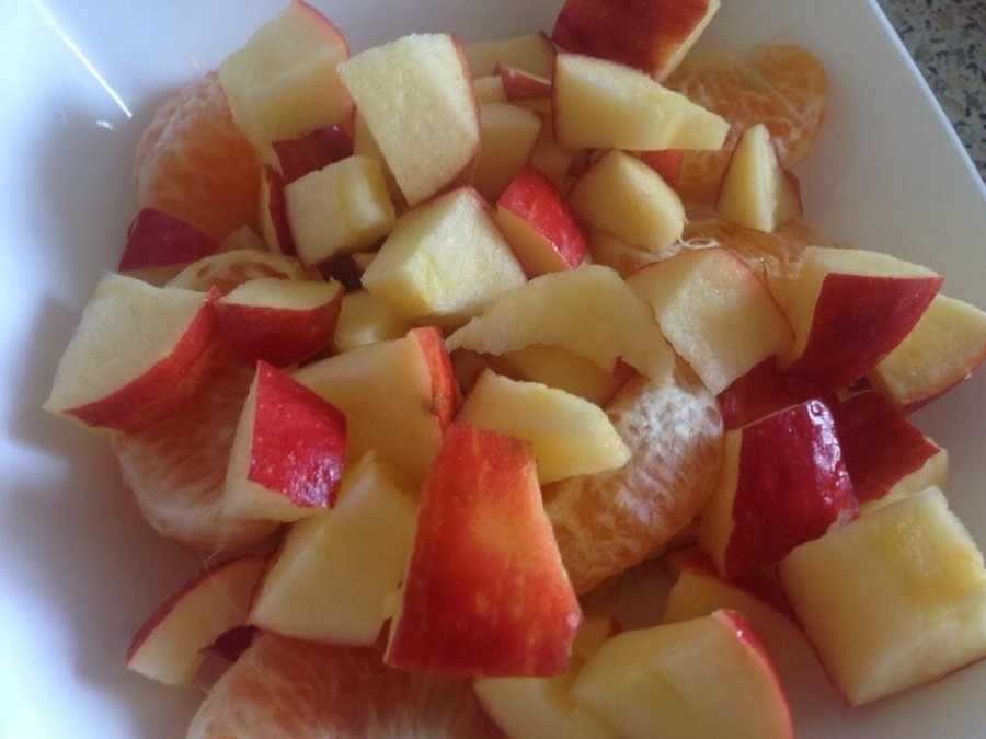 Фруктовый салат из яблок, бананов и апельсинов