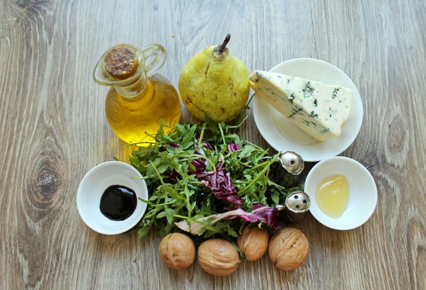 Салат с грушей и сыром дор блю