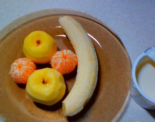 Фруктовый салат с яблоком, бананом и мандарином
