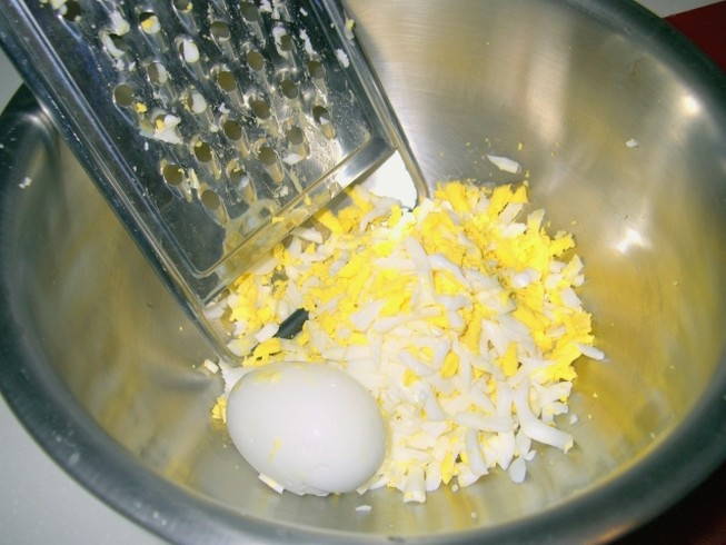 Салат из печени трески с яйцами и сыром