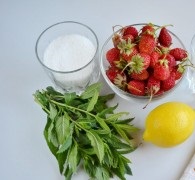 Клубничный лимонад с мятой и лимоном