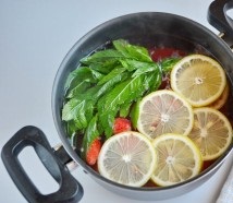 Клубничный лимонад с мятой и лимоном