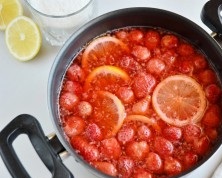 Клубничный лимонад с мятой и лимоном