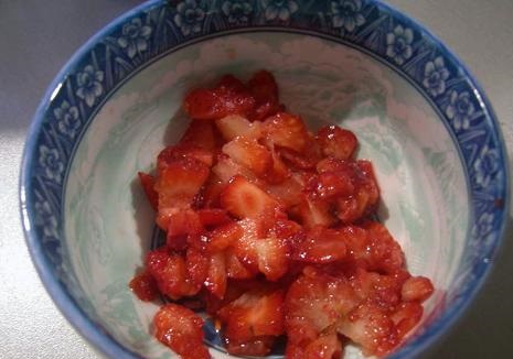Салат с клубникой и огурцом