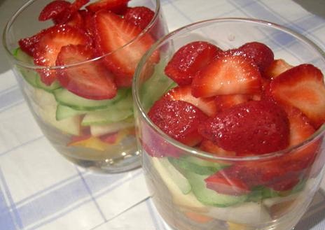 Салат с клубникой и огурцом