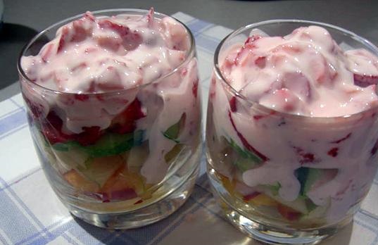 Салат с клубникой и огурцом