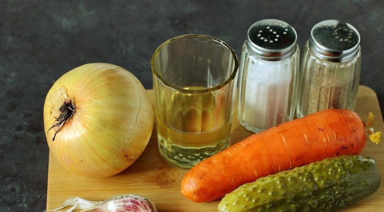 Салат из вареной моркови и маринованных огурцов